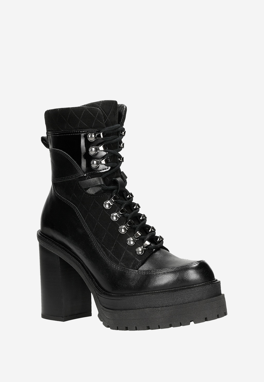 Czarne bikery Wojas model 64104-81 z łączonych skór na wysokim obcasie. Botki z pikowanym wzorem, metalowymi oczkami i grubą podeszwą o militarnym charakterze.