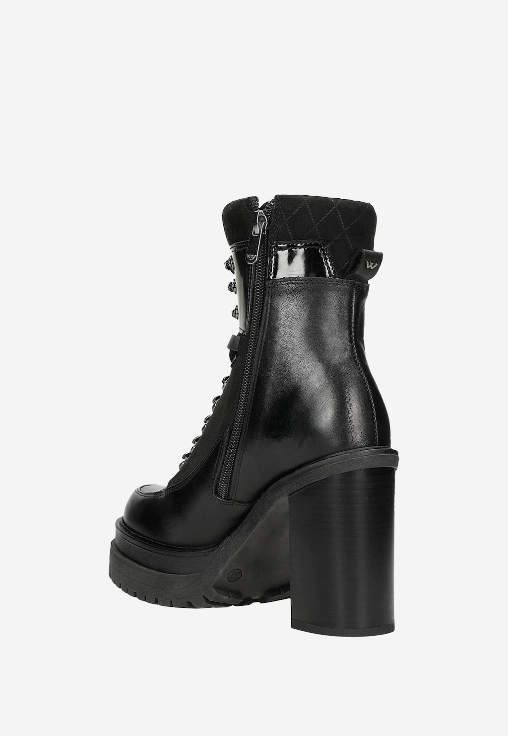 Czarne botki Wojas model 64104-81 w stylu biker z łączonych skór - matowej i lakierowanej. Widoczny boczny zamek, pikowany detal i masywny obcas z grubą podeszwą.