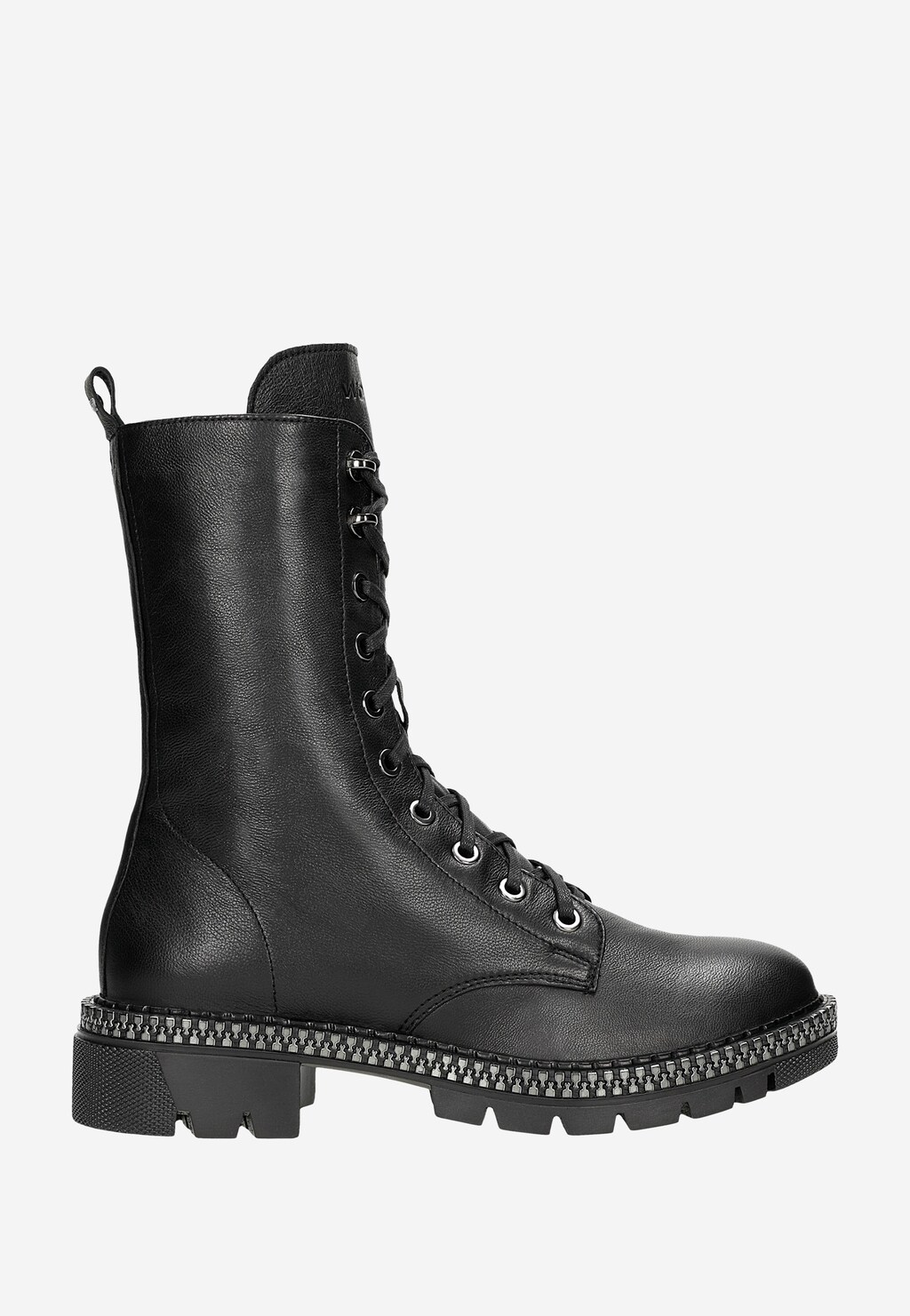 Czarne wysokie trzewiki damskie Wojas model 64113-51 ze sznurowaniem i charakterystycznym ozdobnym zamkiem na podeszwie. But prezentowany z boku na grubej, traktorowej podeszwie.