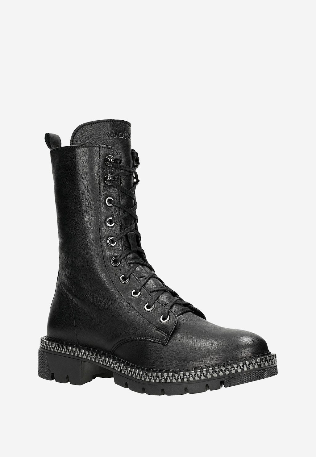 Czarne wysokie trzewiki damskie Wojas model 64113-51 z ozdobnym zamkiem na podeszwie, sznurowane, wykonane ze skóry naturalnej, z widocznym logo marki na cholewce.