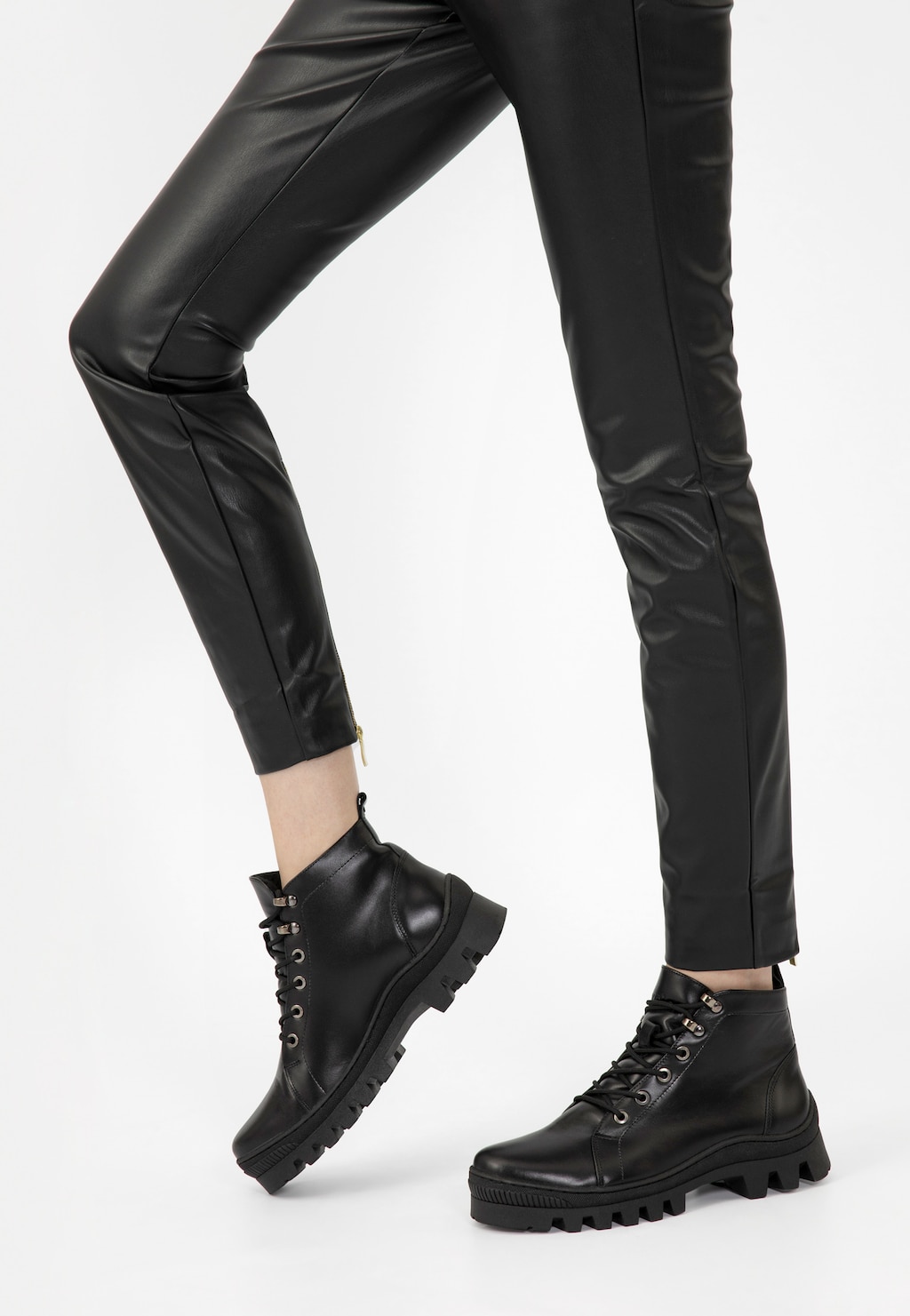 Dámske členkové topánky so šnurovaním a výraznou podrážkou 64120-51 Widok 8