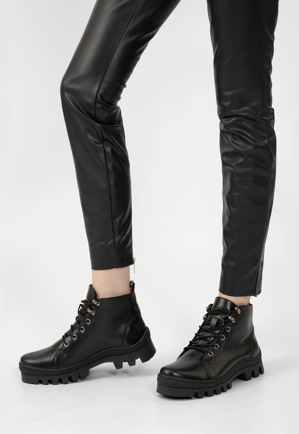 Dámske členkové topánky so šnurovaním a výraznou podrážkou 64120-51 Widok 9