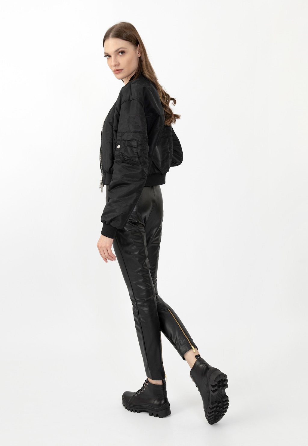 Dámske členkové topánky so šnurovaním a výraznou podrážkou 64120-51 Widok 1