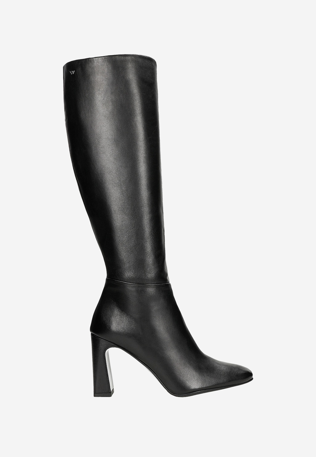 Elegancki czarny kozak damski Wojas 71044-51 z licowej skóry, z charakterystycznym słupkowym obcasem i logiem marki na cholewce, widoczny z profilu.