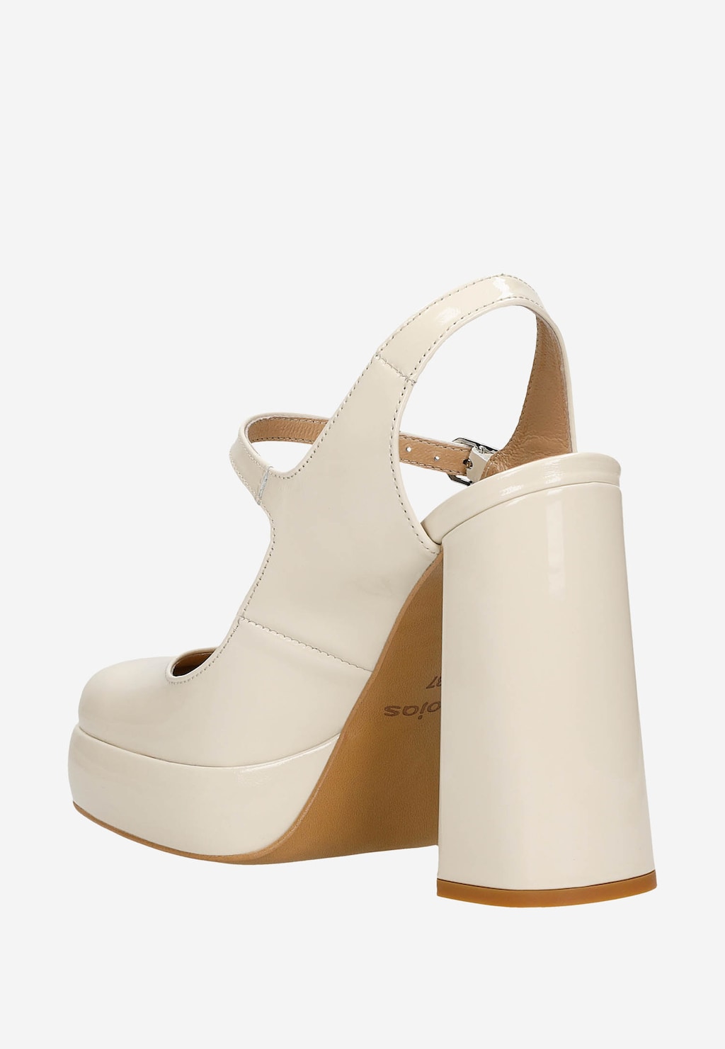 Eleganckie beżowe czółenka Wojas model 35124-34 z masywnym słupkiem i platformą, widoczne z boku. But posiada zapięcie na klamerkę i skórzaną wkładkę.