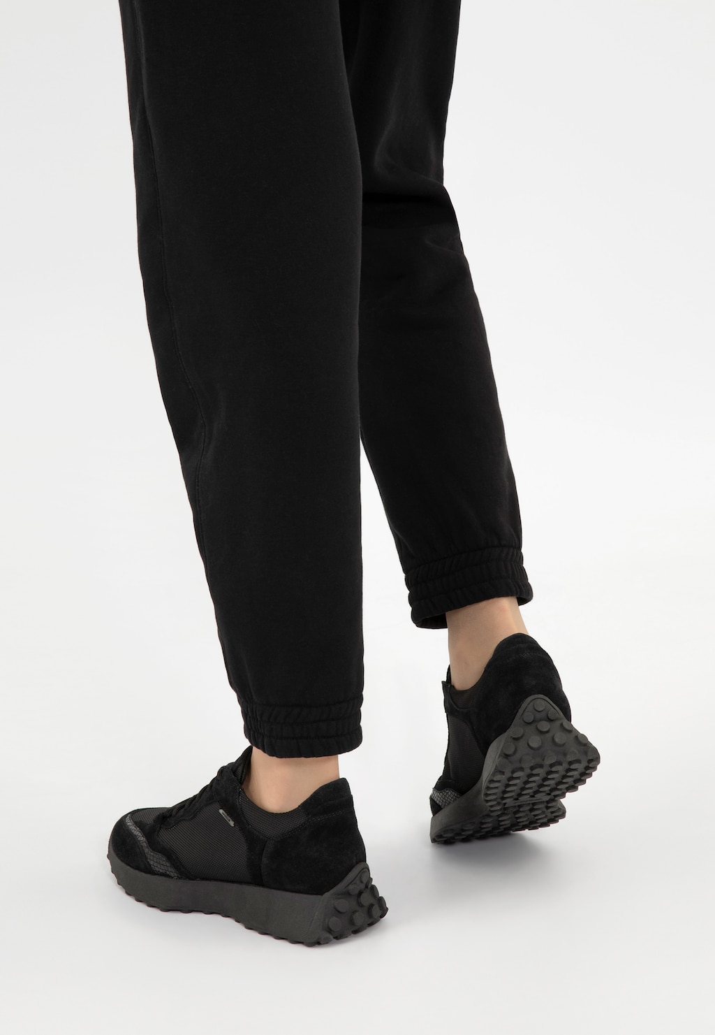 Čierne dámske tenisky so zaujímavou podrážkou 46245-81 Widok 9