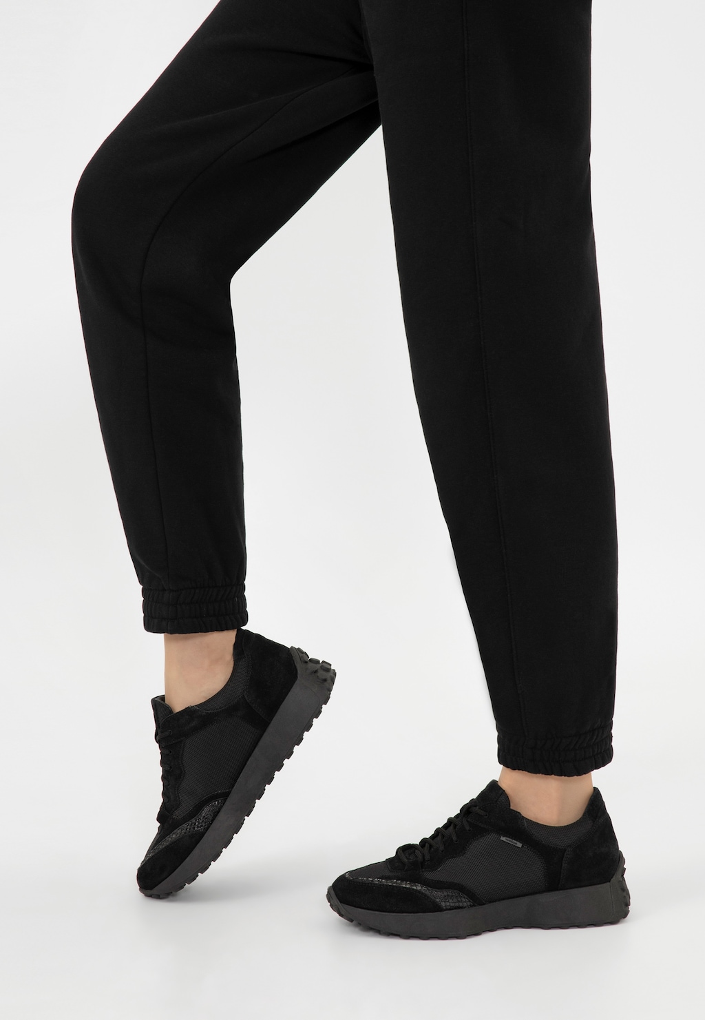 Čierne dámske tenisky so zaujímavou podrážkou 46245-81 Widok 10