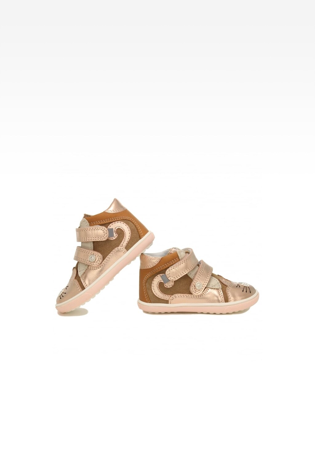 Dziewczęce trzewiki BARTEK 11702-032 w beżowo-złotym kolorze z zapięciem na rzepy i uroczym motywem kotka na czubku. Buty posiadają jasną podeszwę i komfortową cholewkę.