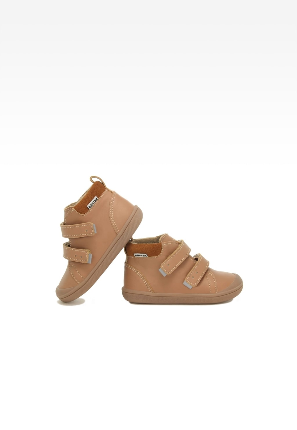 Beżowe trzewiki dziecięce Bartek 11025106 z rzepami, widok z boku dwóch butów ustawionych jeden za drugim, pokazujący praktyczne zapięcia i elegancki design.