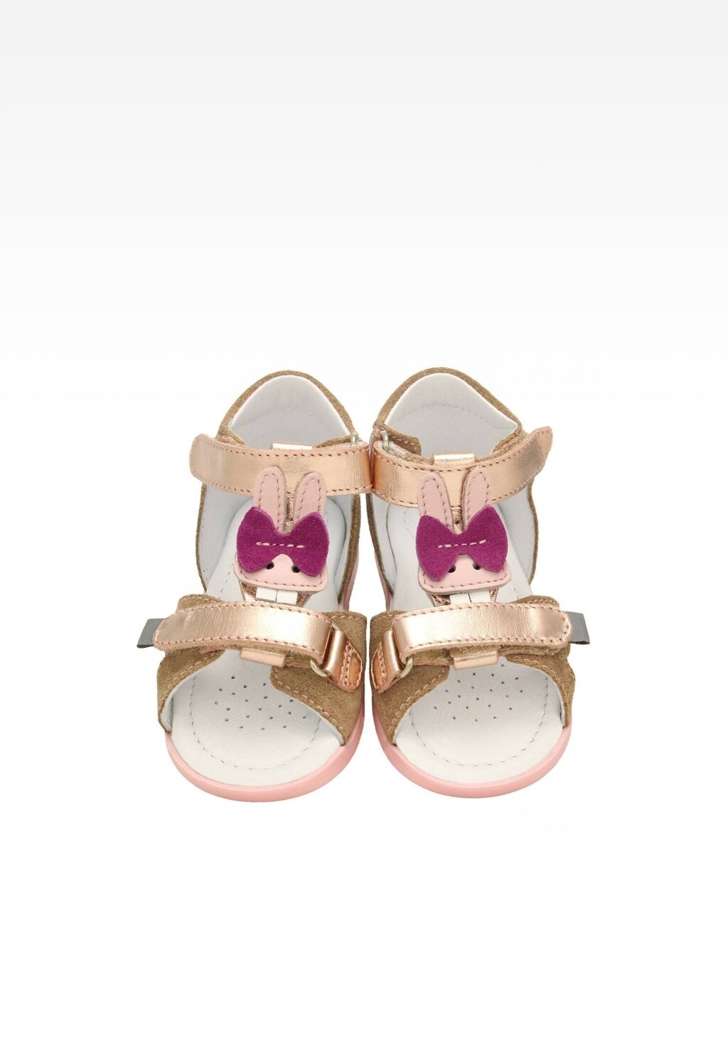 Dziewczęce sandały Bartek 11414010 w beżowo-złotym kolorze z różowymi ozdobnymi aplikacjami w kształcie kokardek, zapinane na dwa rzepy.