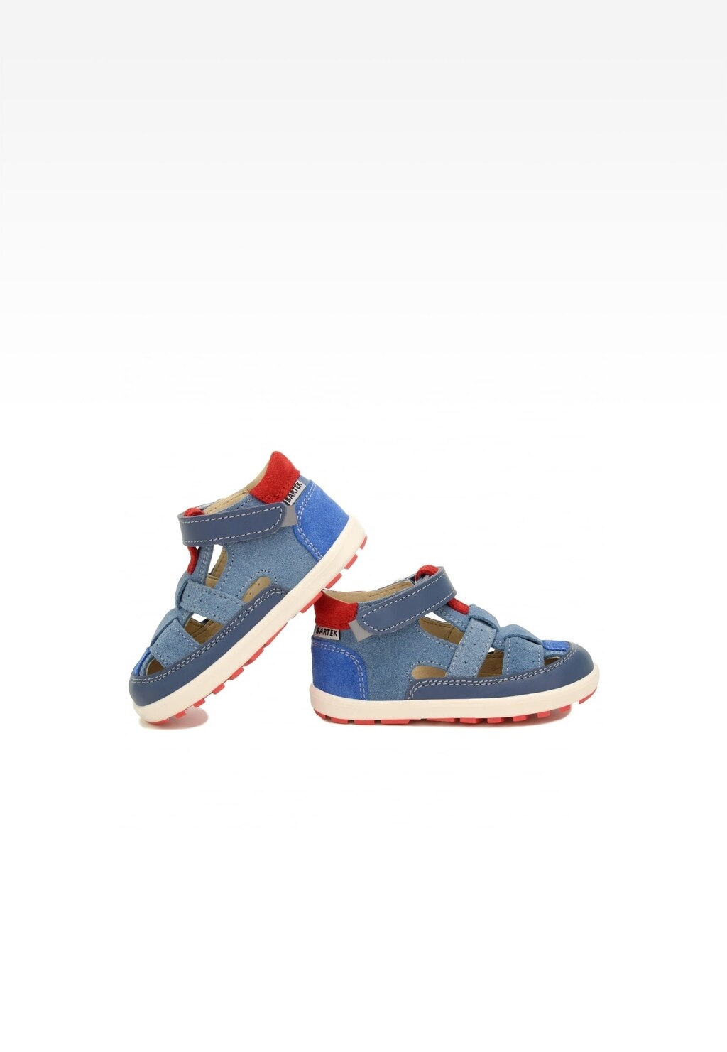 Niebiesko-czerwone sandały Bartek 11694-020 Mini first steps dla chłopców, widoczne z boku. Buty na rzep z zabudowanymi palcami i piętą, na białej podeszwie.