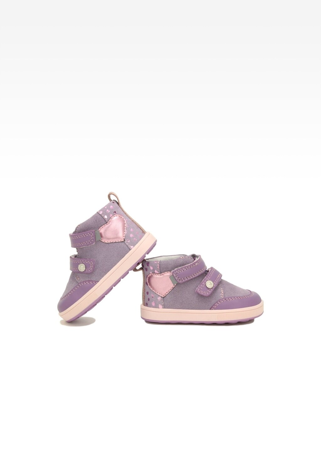 Fioletowe buciki dziecięce Bartek 136300-06 z serii Mini first steps dla dziewcząt, ozdobione różowym sercem i kropkami, z rzepami i beżową podeszwą.