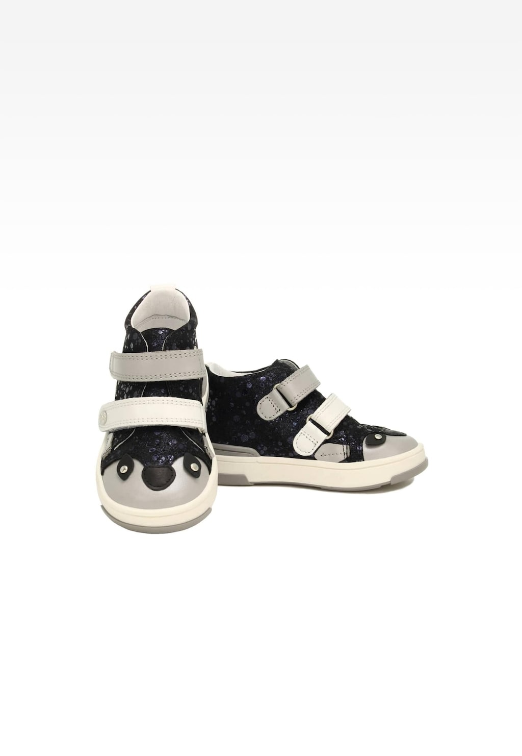 Granatowo-szare buciki dziecięce Bartek 13678007 Mini first steps z uroczym wzorem pandy na nosku, zapinane na dwa rzepy, idealne dla pierwszych kroków maluchów.
