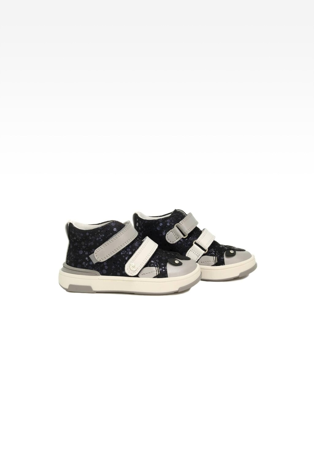 Granatowo-szare buciki dziecięce Bartek 13678007 Mini first steps z rzepami, wzorem w gwiazdki i ozdobną aplikacją myszki na przodzie, idealne dla pierwszych kroków.