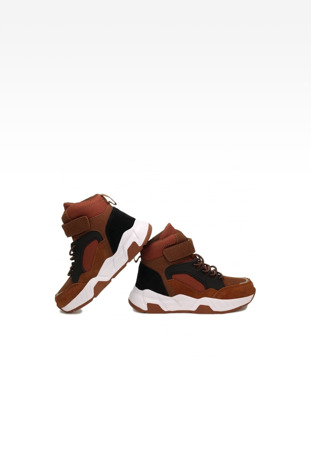 Brązowe trzewiki dziecięce BARTEK 14645002 z zapięciem na rzep i sznurowadła, na grubej białej podeszwie, pokazane z boku w parze.