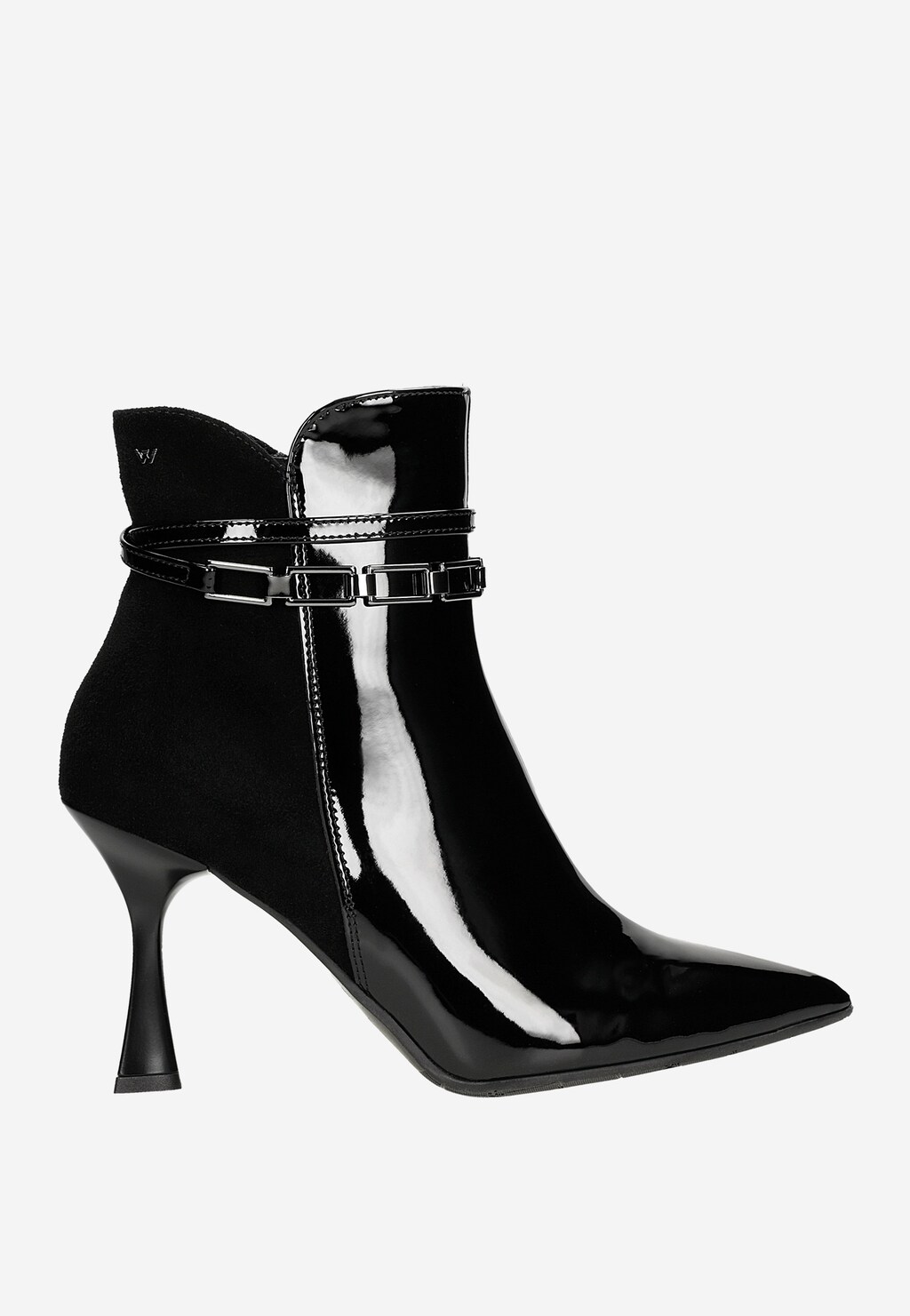 Czarne eleganckie botki Wojas model 55209-71 z lakierowanej skóry i zamszu, ze spiczastym noskiem, metalowym łańcuchem wokół kostki i smukłym obcasem.