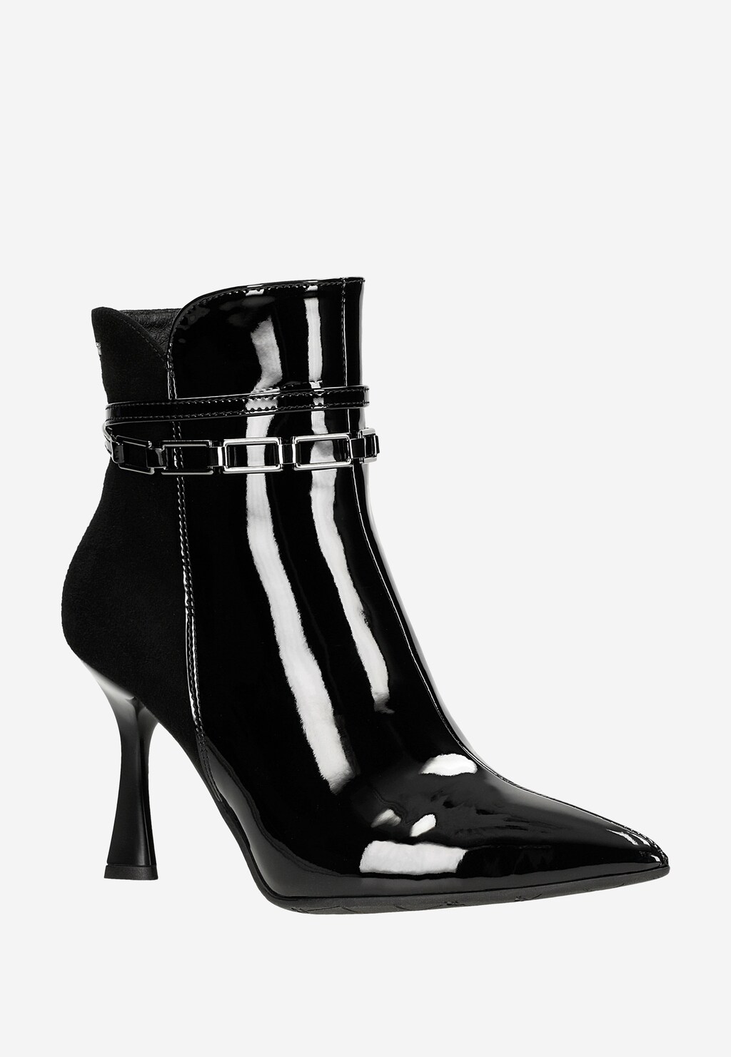 Czarne lakierowane botki damskie Wojas 55209-71 ze spiczastym noskiem, smukłym obcasem i ozdobnym srebrnym łańcuchem wokół kostki, łączące elementy zamszowe i lakierowane.