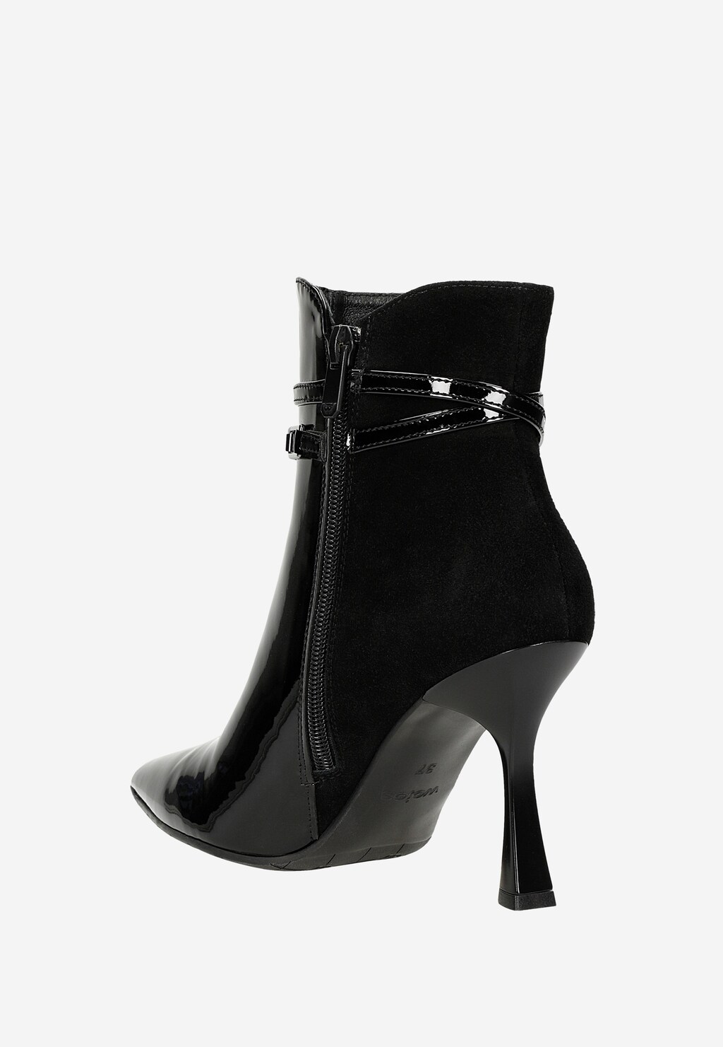 Czarne eleganckie botki Wojas model 55209-71 z tyłu, wykonane z połączenia lakierowanej skóry i zamszu, ozdobione paskiem z lakieru, na wysokim, smukłym obcasie.