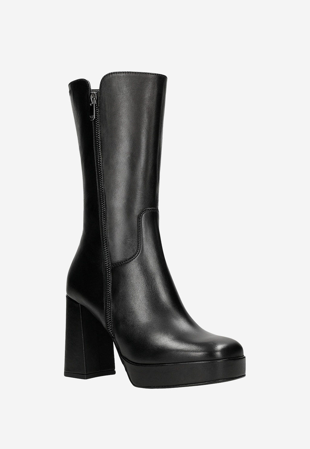 Eleganckie czarne botki damskie Wojas model 55215-51 z bocznym zamkiem. Wykonane ze skóry, na wysokim kwadratowym obcasie i platformie. Stylowe obuwie do jesienno-zimowych stylizacji.