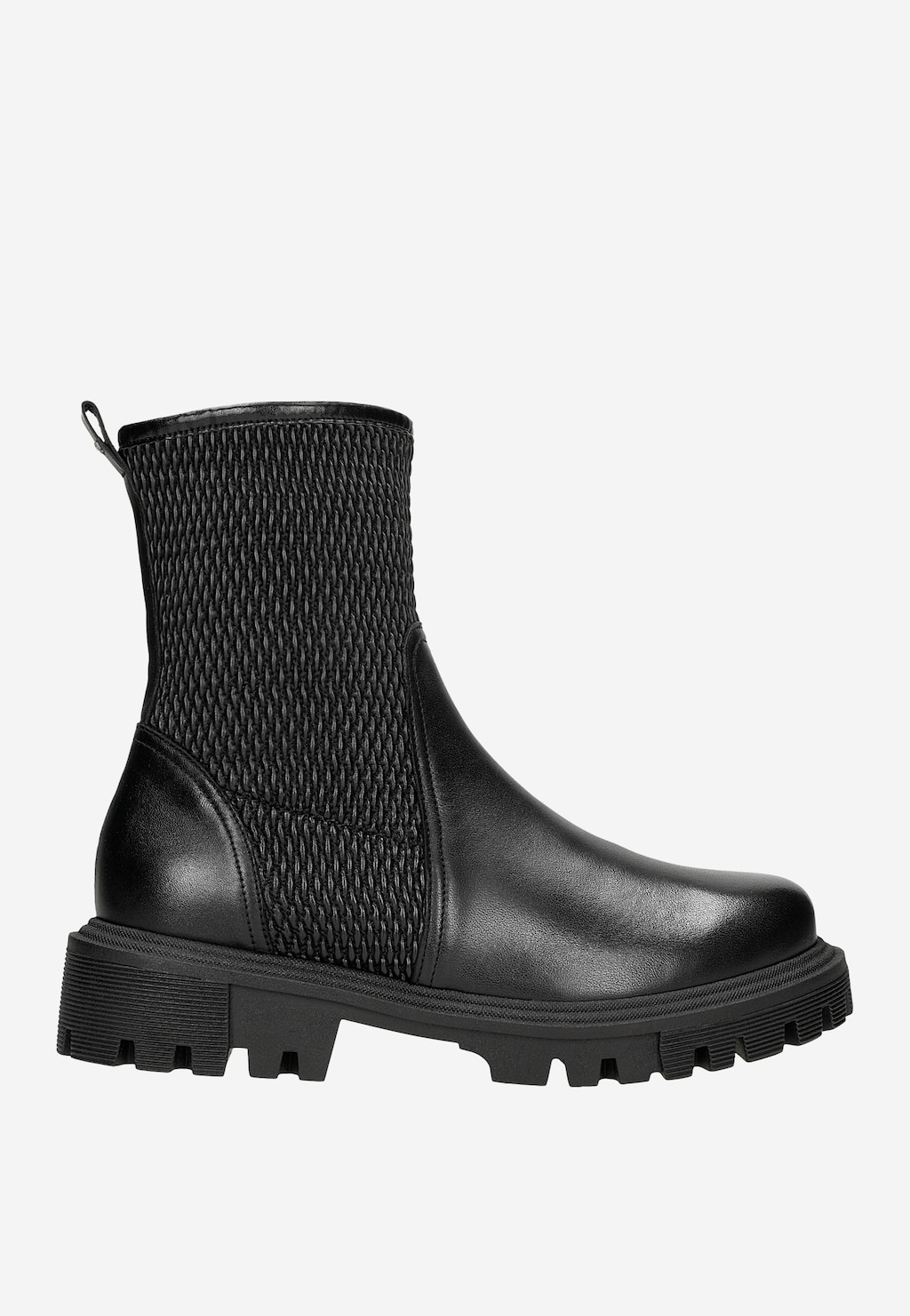 Czarne elastyczne botki damskie Wojas model 55228-81 z teksturowaną cholewką, zamkiem i masywną podeszwą. Widok z boku ukazuje skórzane wykończenie i profilowaną podeszwę.