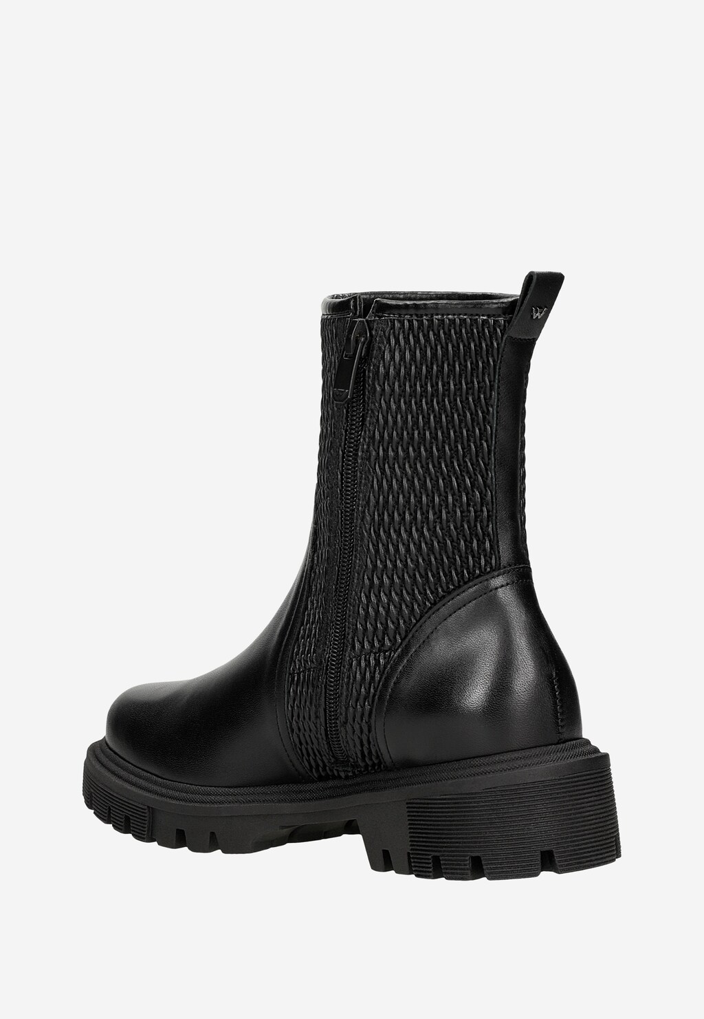Czarne elastyczne botki damskie Wojas 55228-81 z bocznym zamkiem, ozdobnym plecionym wzorem na cholewce i grubą podeszwą typu track. Widoczne logo W na pięcie.