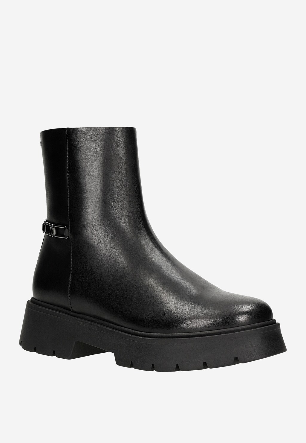 Czarne botki damskie Wojas 55231-51 ze skóry licowej z metalową ozdobą na tyle cholewki, na masywnej podeszwie z wyrazistym protektorem, widok z boku.