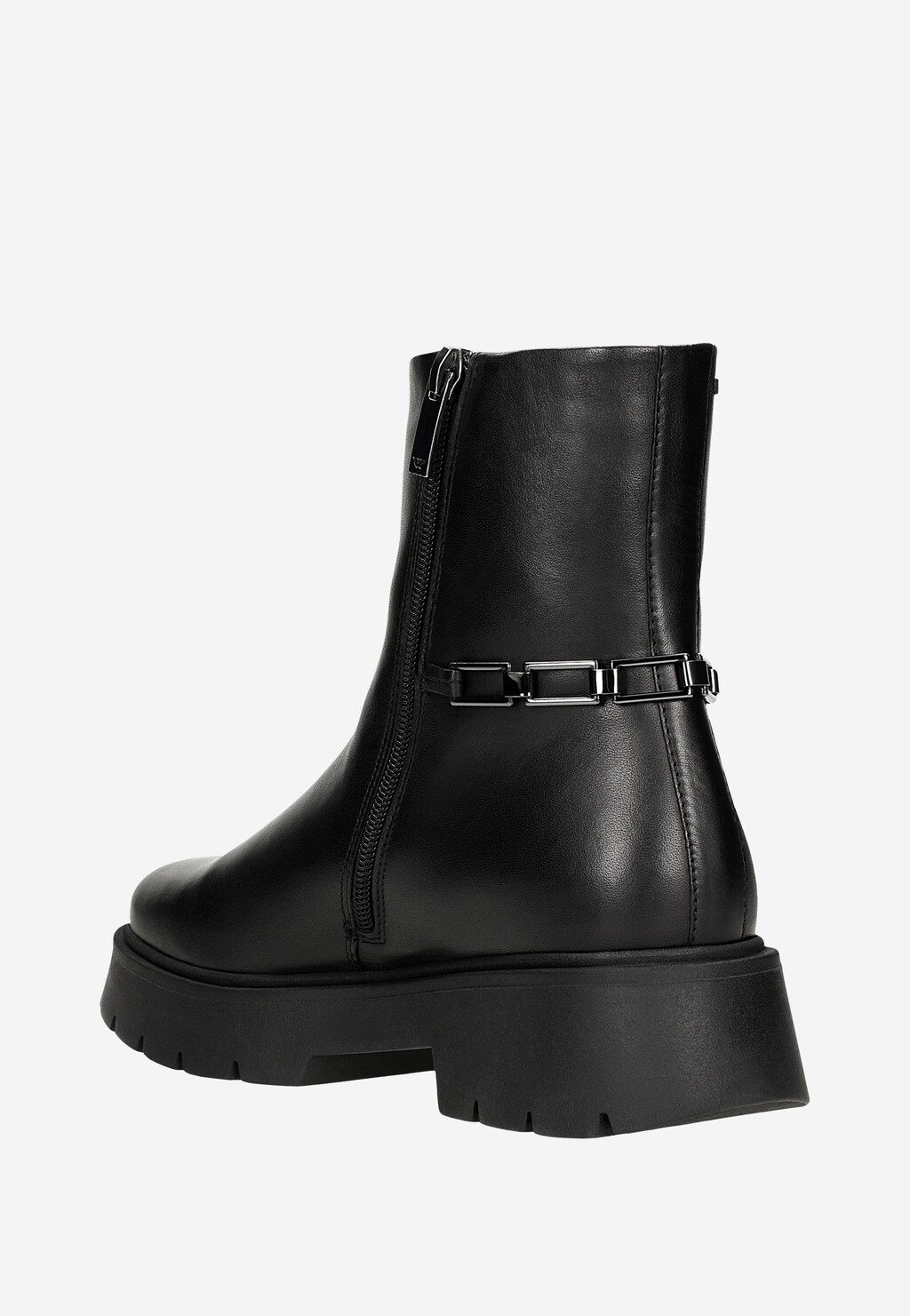 Czarne botki damskie Wojas 55231-51 ze skóry licowej, z bocznym zamkiem, metalową ozdobą w formie łańcuszka i grubą, profilowaną podeszwą.