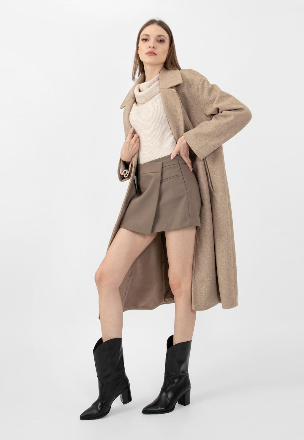 Elegancka stylizacja z czarnymi kowbojkami Wojas model 55239-51. Buty doskonale komponują się z beżowym płaszczem, kremowym golfem i brązową mini spódnicą.