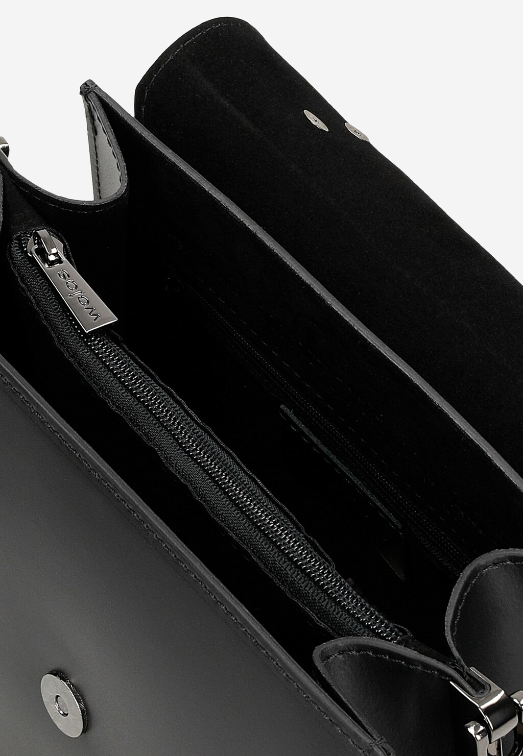 Wnętrze czarnej skórzanej torebki Wojas model 80337-51 typu kuferek z widocznymi przegródkami, metalowym zamkiem z logo marki i metalowymi elementami wykończenia.