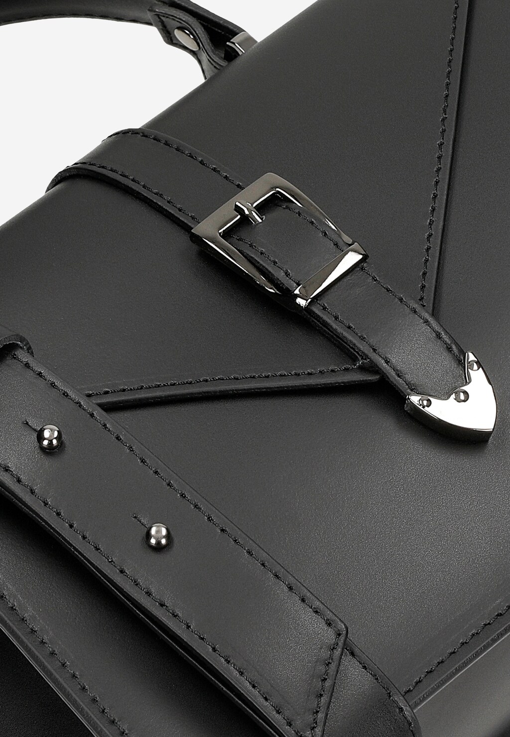 Czarna skórzana torebka damska Wojas model 80337-51 typu kuferek z metalowymi ozdobami, klamrą i starannymi przeszyciami, zbliżenie na detale konstrukcji.