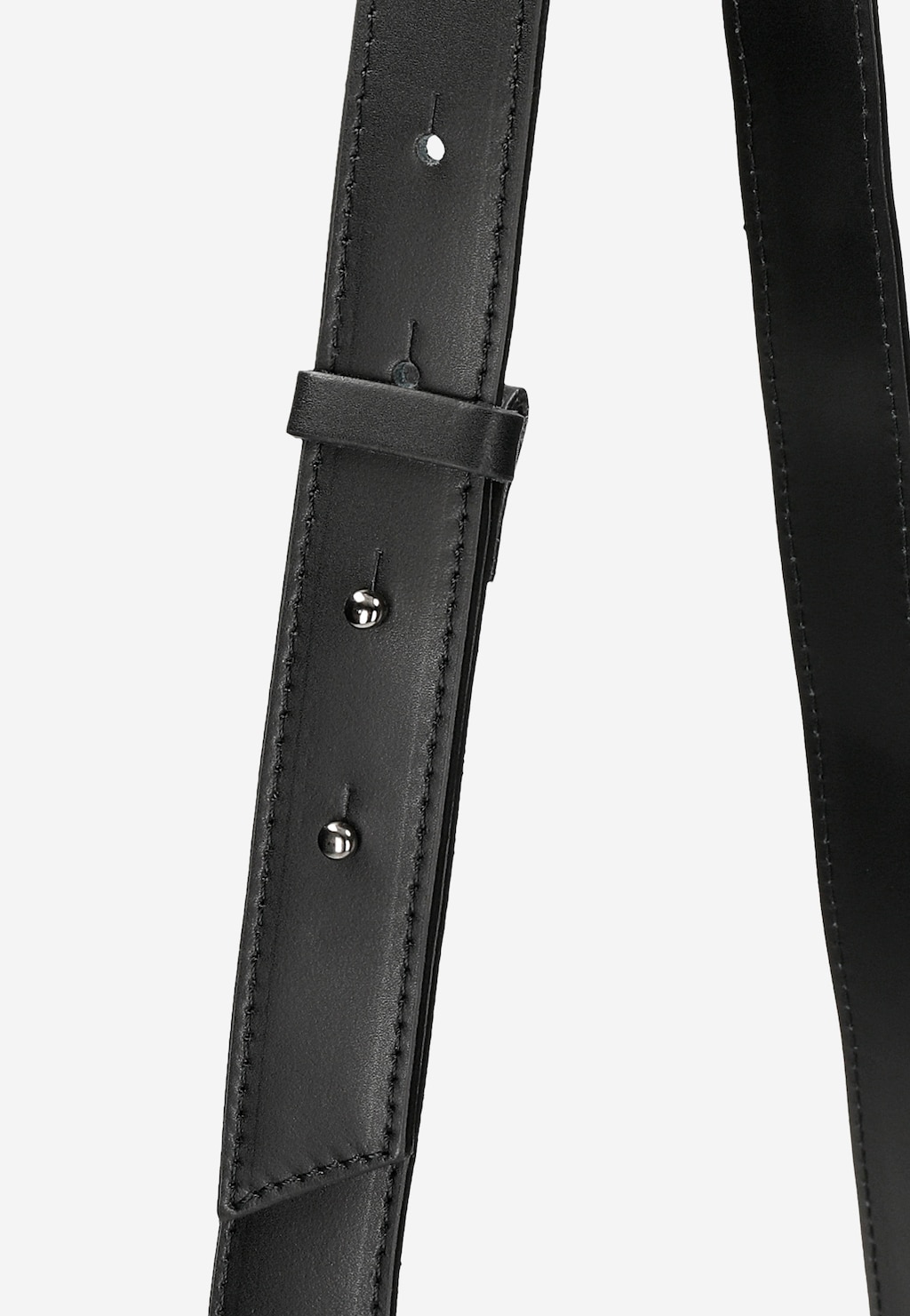 Skórzane paski do czarnej torebki Wojas model 80337-51 typu kuferek, z metalowymi nitami i precyzyjnymi przeszyciami, ukazane z bliska.
