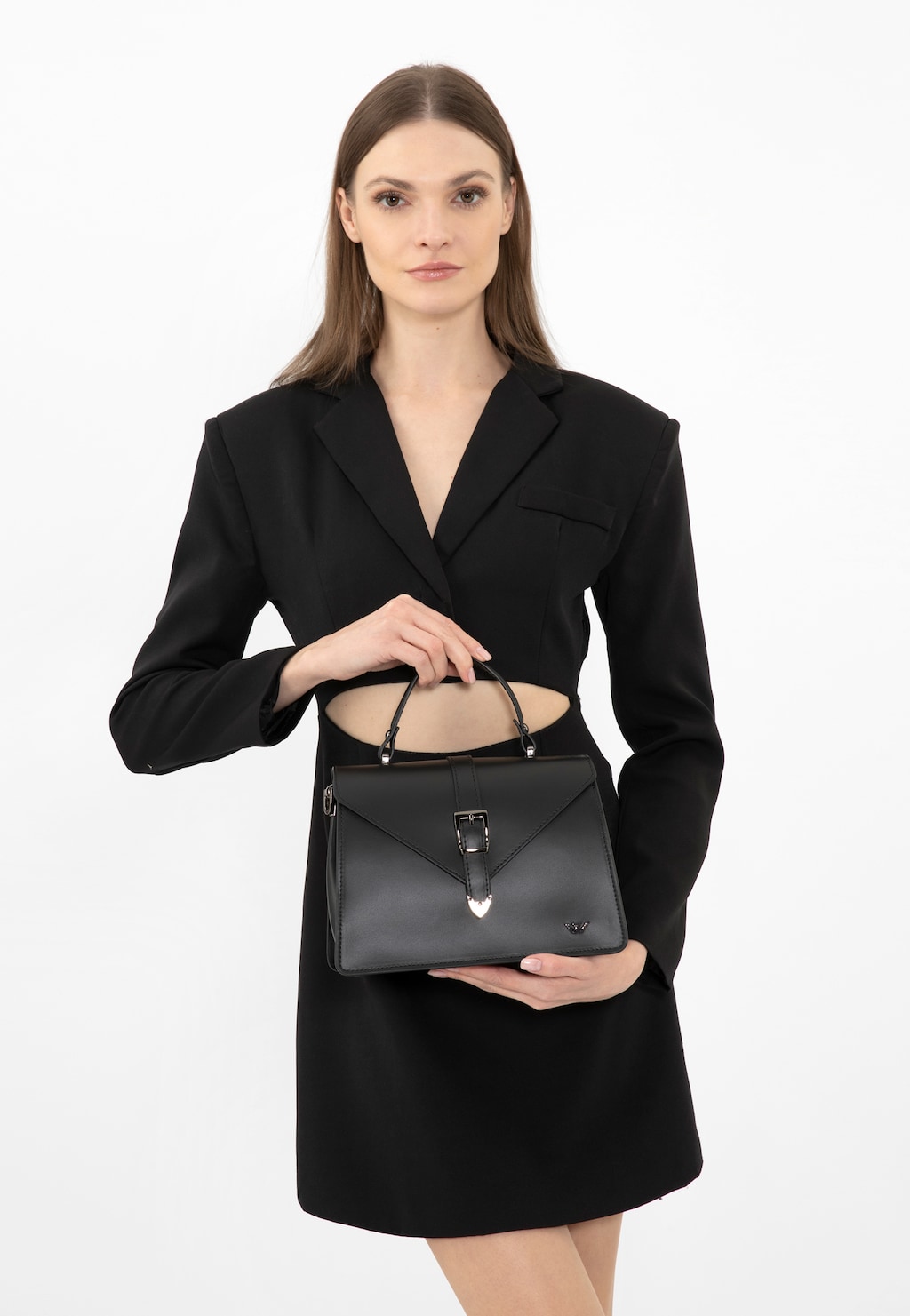 Elegancka czarna skórzana torebka Wojas model 80337-51 typu kuferek z zapięciem i metalowymi elementami, zaprezentowana z czarnym strojem.