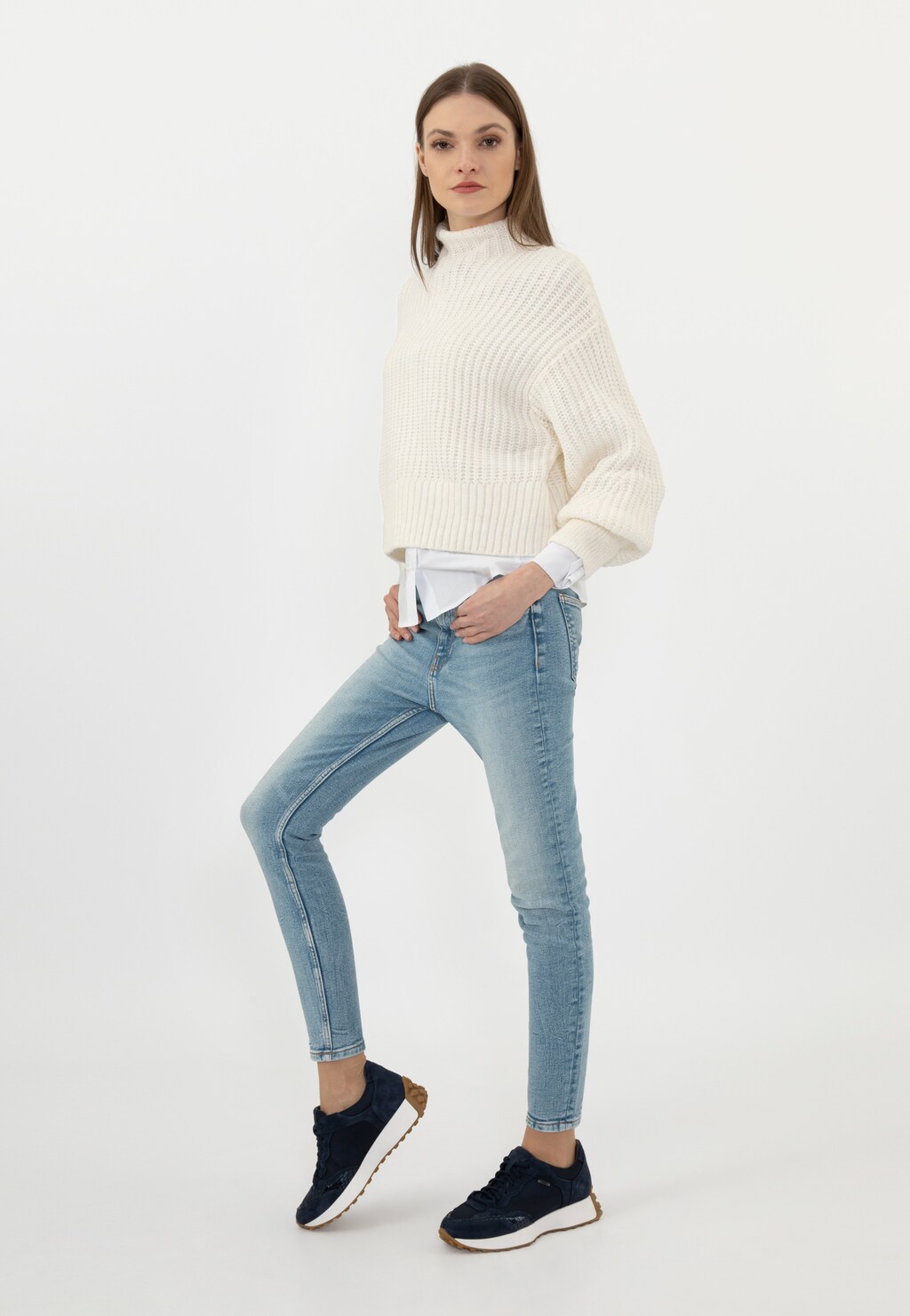 Modelka w stylizacji z granatowymi sneakersami Wojas model 46245-86 na jasnym tle. Buty wykonane z łączonych materiałów, widoczna gumowa podeszwa i casualowy charakter obuwia.