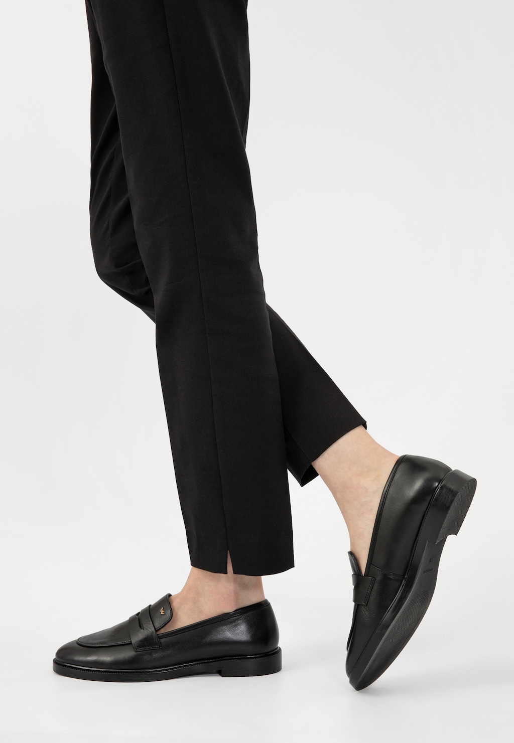 Čierne dámske mokasíny v modernom pánskom looku 46255-51 Widok 9