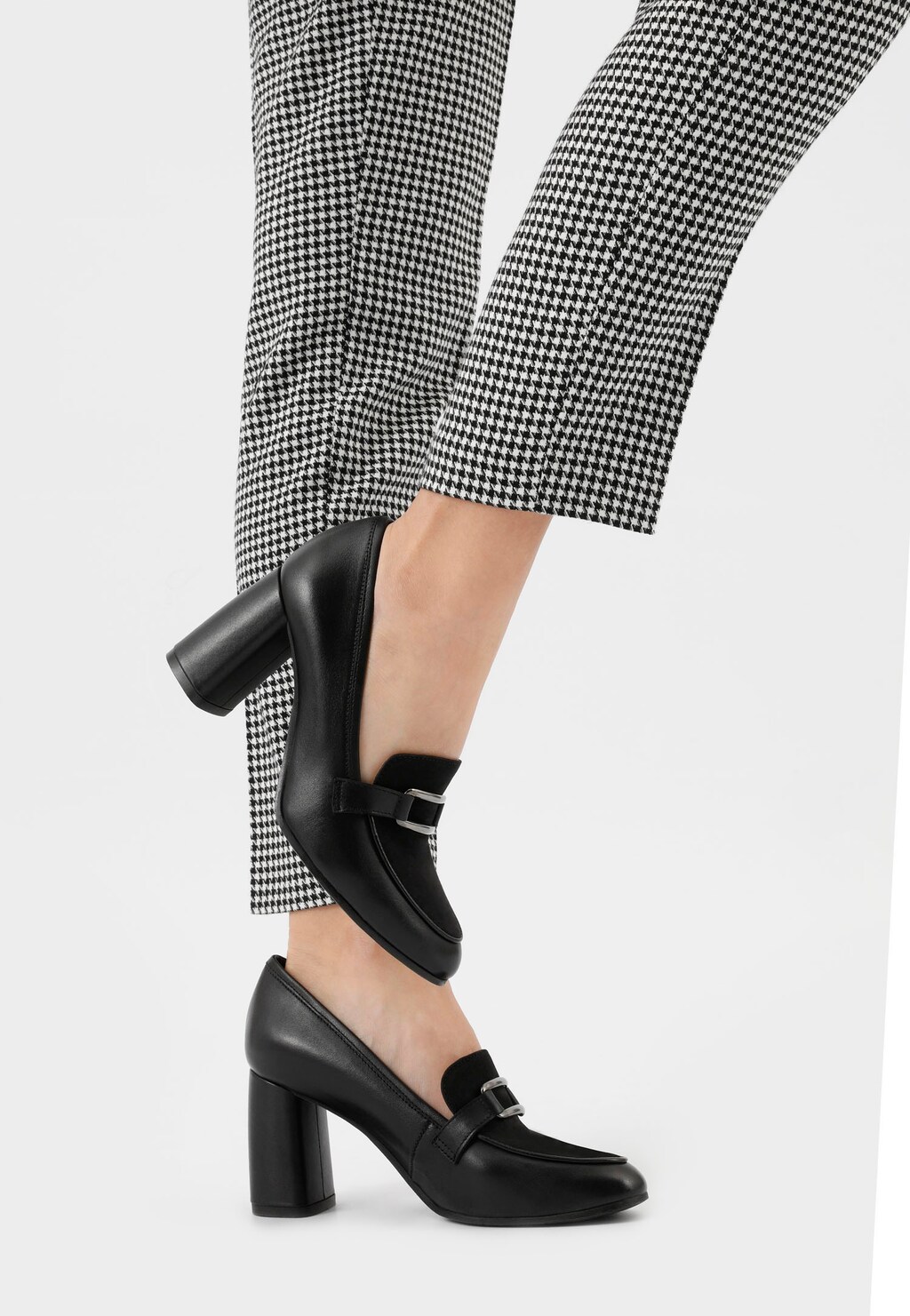 Czarne mokasyny damskie na obcasie w formie słupka 46109-71 Widok 8