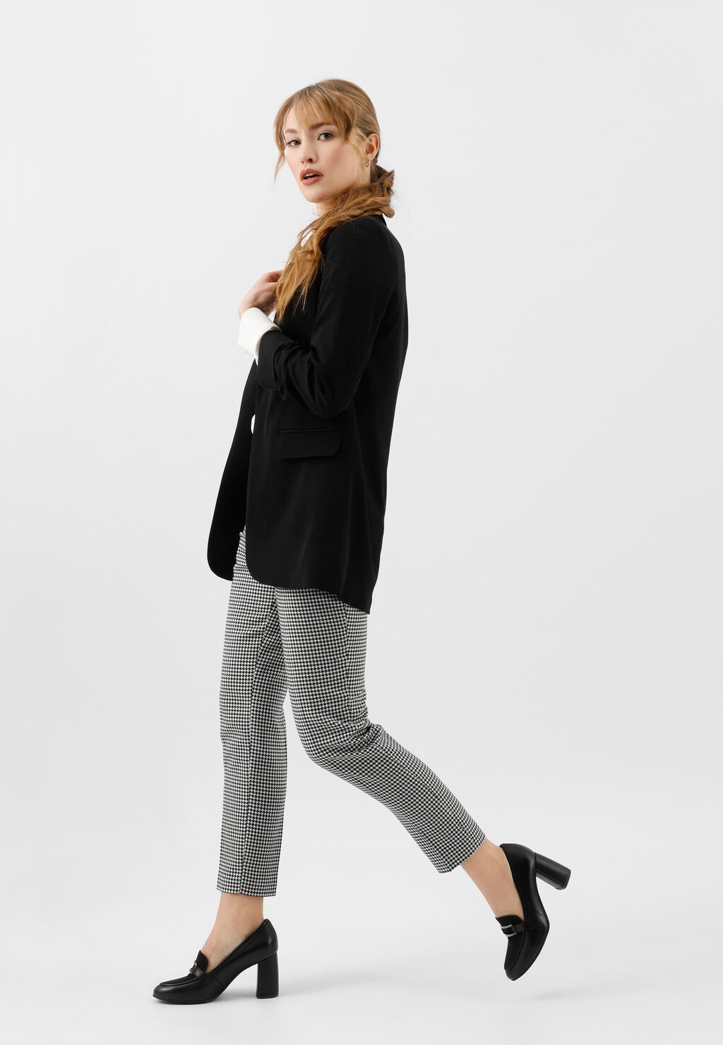 Czarne mokasyny damskie na obcasie w formie słupka 46109-71 Widok 9