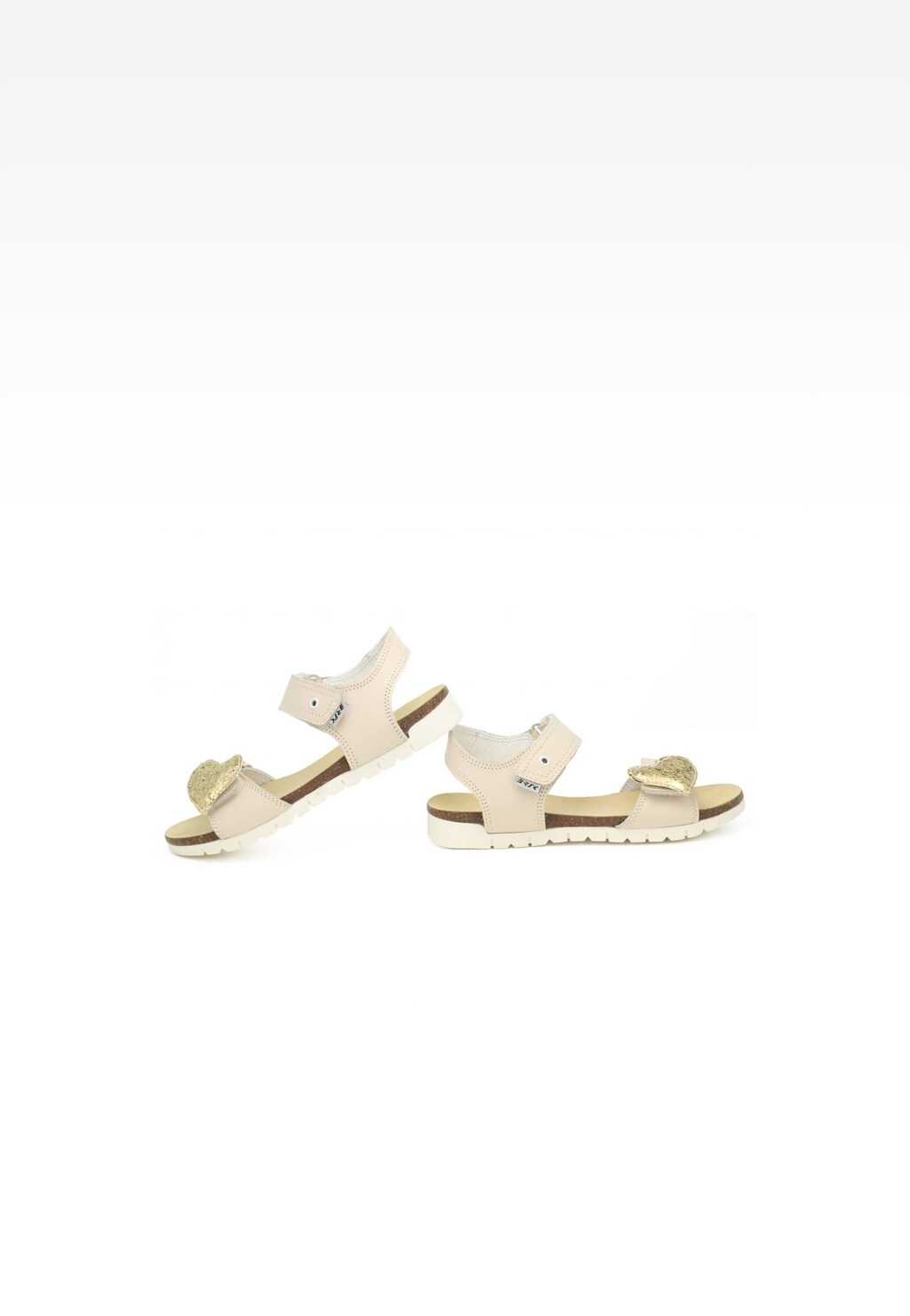 Beżowe sandały dziewczęce BARTEK 16183021 z ozdobnym złotym sercem na przodzie, zapinane na rzepy, z wygodną, elastyczną podeszwą i miękką wkładką.