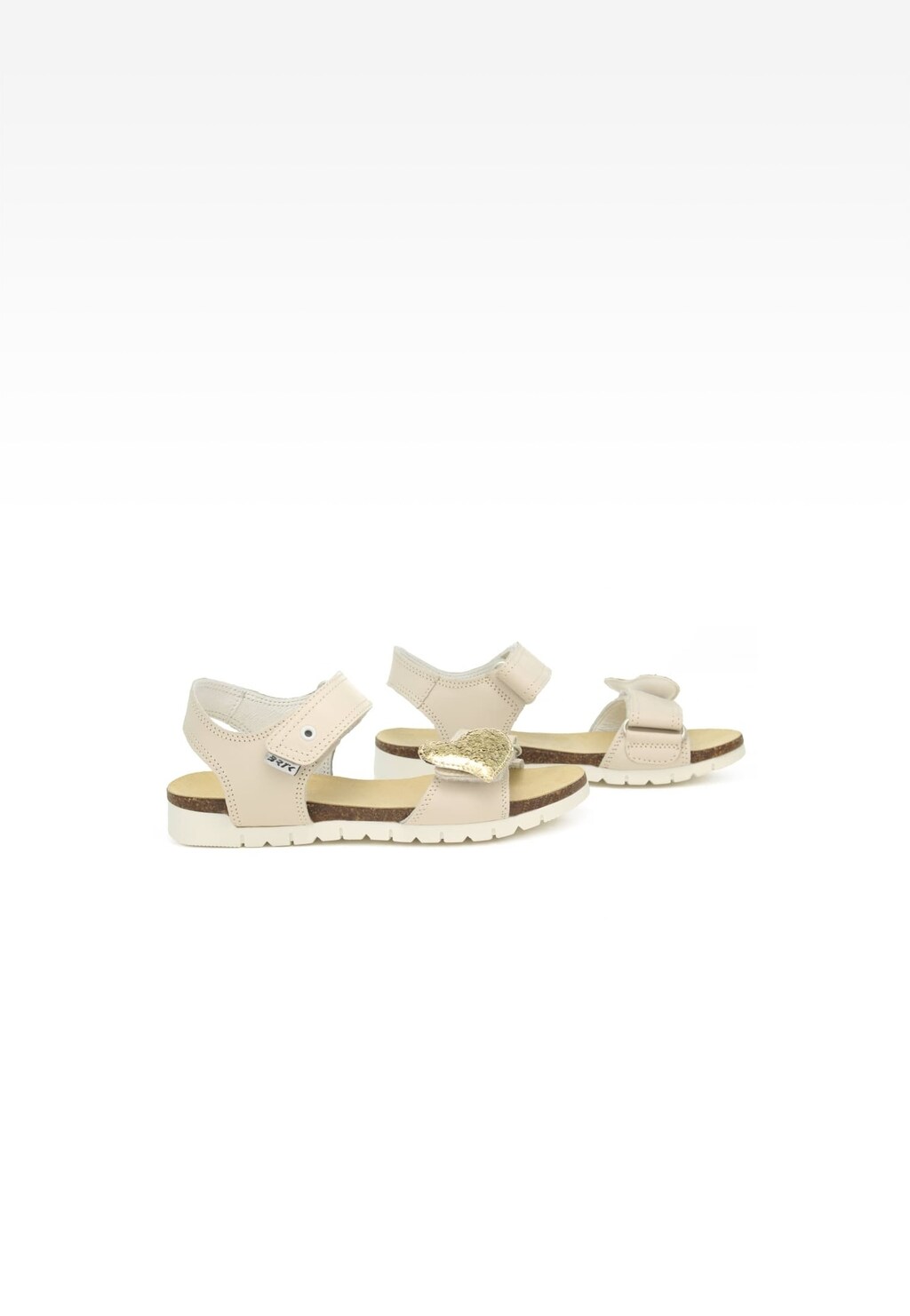 Beżowe sandały dziewczęce Bartek 16183021 z ozdobnym złotym sercem, zapinane na rzepy, z wygodną korkową podeszwą i elastyczną, białą podeszwą zewnętrzną.