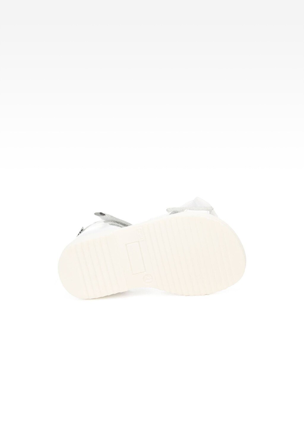 Podeszwa białych sandałów dziecięcych BARTEK 11534002 dla dziewcząt, widok od spodu z widocznym wzorem antypoślizgowym i elementami zapięcia.