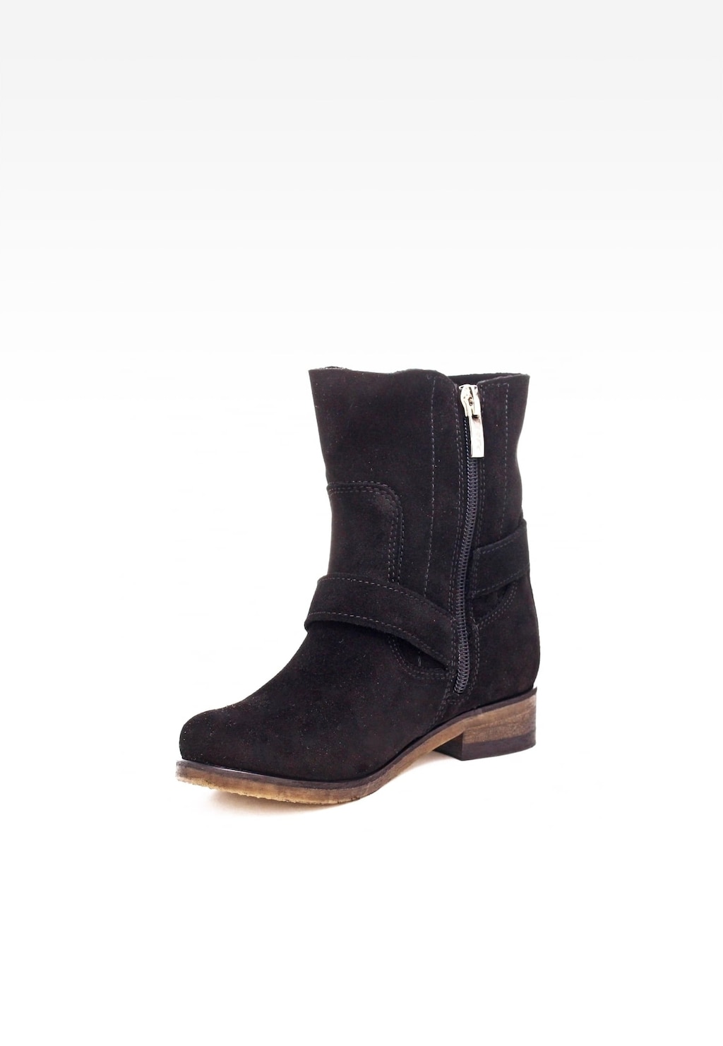 Czarne zamszowe botki Wojas x Bartek 8440461 dla dziewcząt z bocznym zamkiem błyskawicznym, paskiem na rzep i drewnianym obcasem, idealne na jesień i zimę.