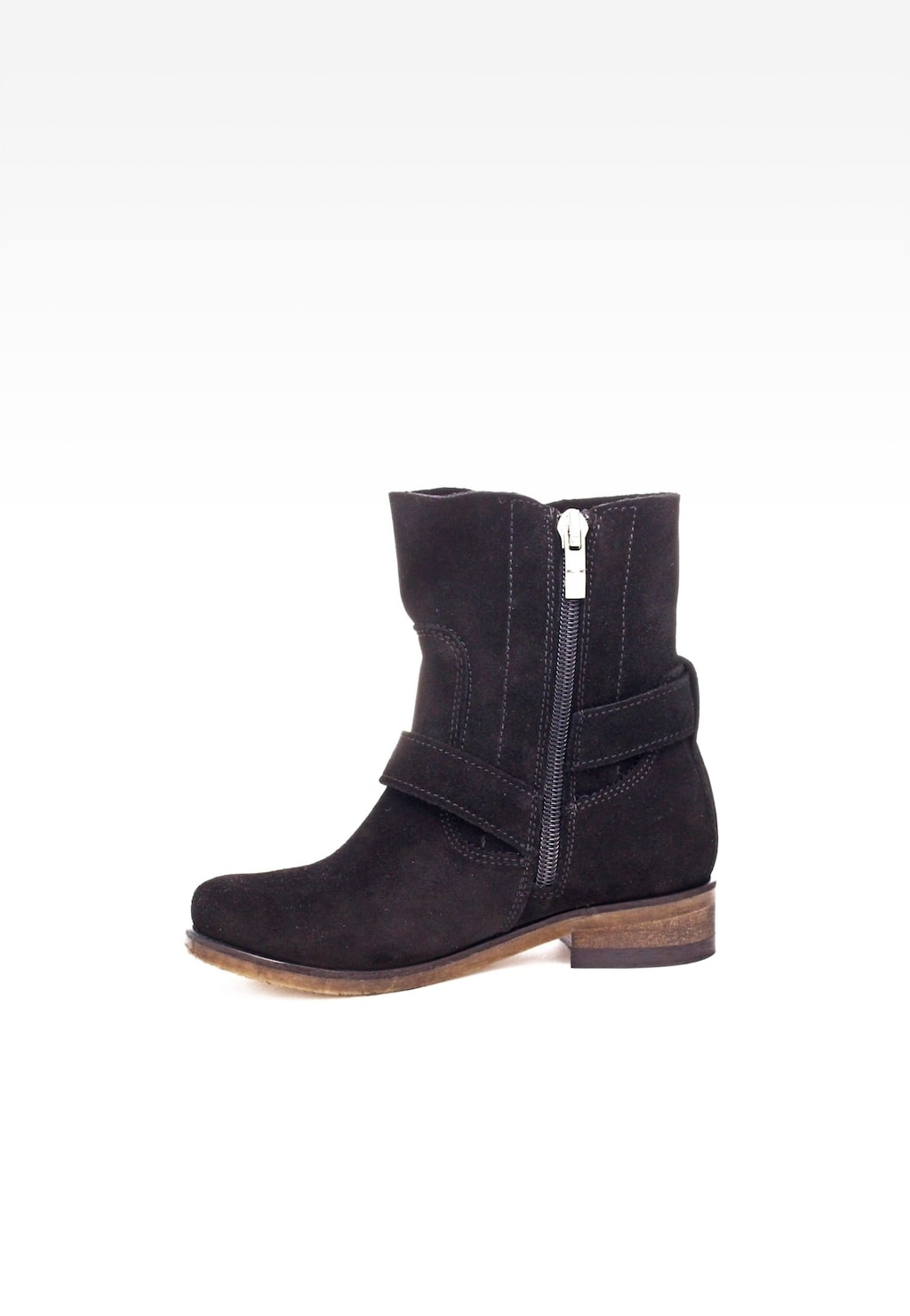 Czarne zamszowe botki dziewczęce Wojas x Bartek 8440461 z bocznym zamkiem i paskiem na kostce, na niskim drewnianym obcasie, widok z boku.