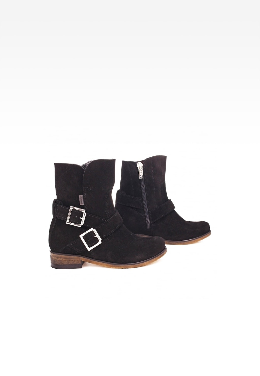 Czarne zamszowe botki Wojas x Bartek 8440461 dla dziewcząt z bocznymi zamkami i ozdobnymi klamrami, na drewnianym obcasie, widok z przodu.