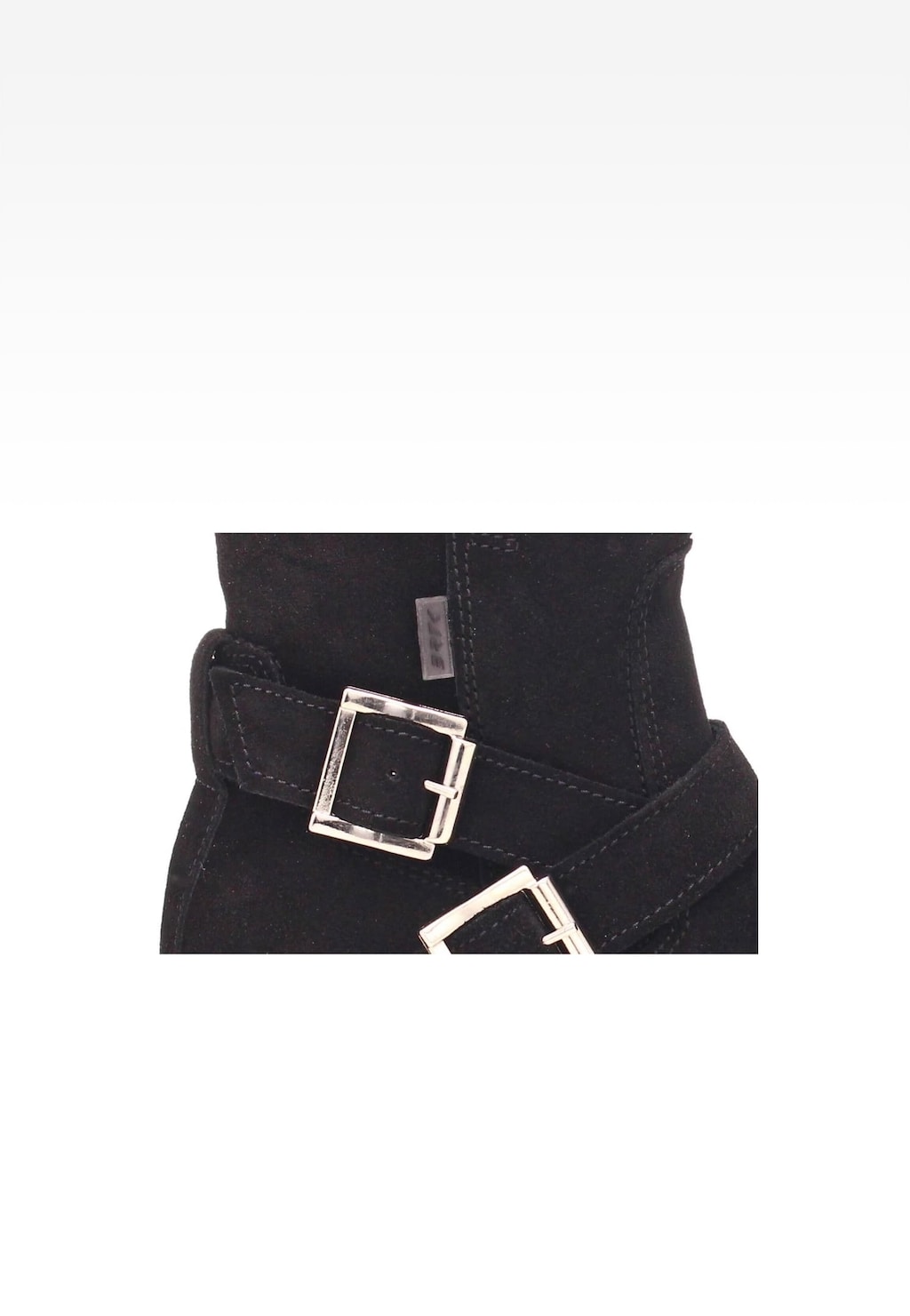 Czarne botki Wojas x Bartek 8440461 dla dziewcząt z ozdobnymi klamrami, wykonane z zamszu, ukazane z bliska na fragment cholewki z charakterystycznymi przeszyciami.