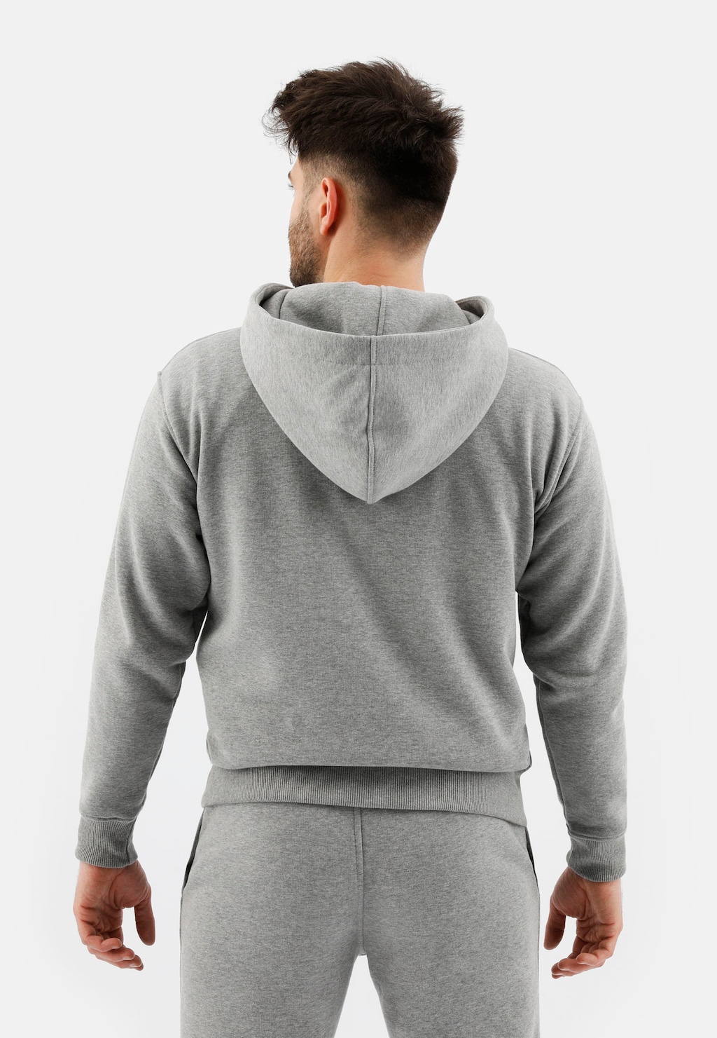 Tył popielatej męskiej bluzy z kapturem RELAKS model 98020-80, widoczny kaptur i ściągacze przy mankietach, prezentowany na modelu ubranym w spodnie dresowe.