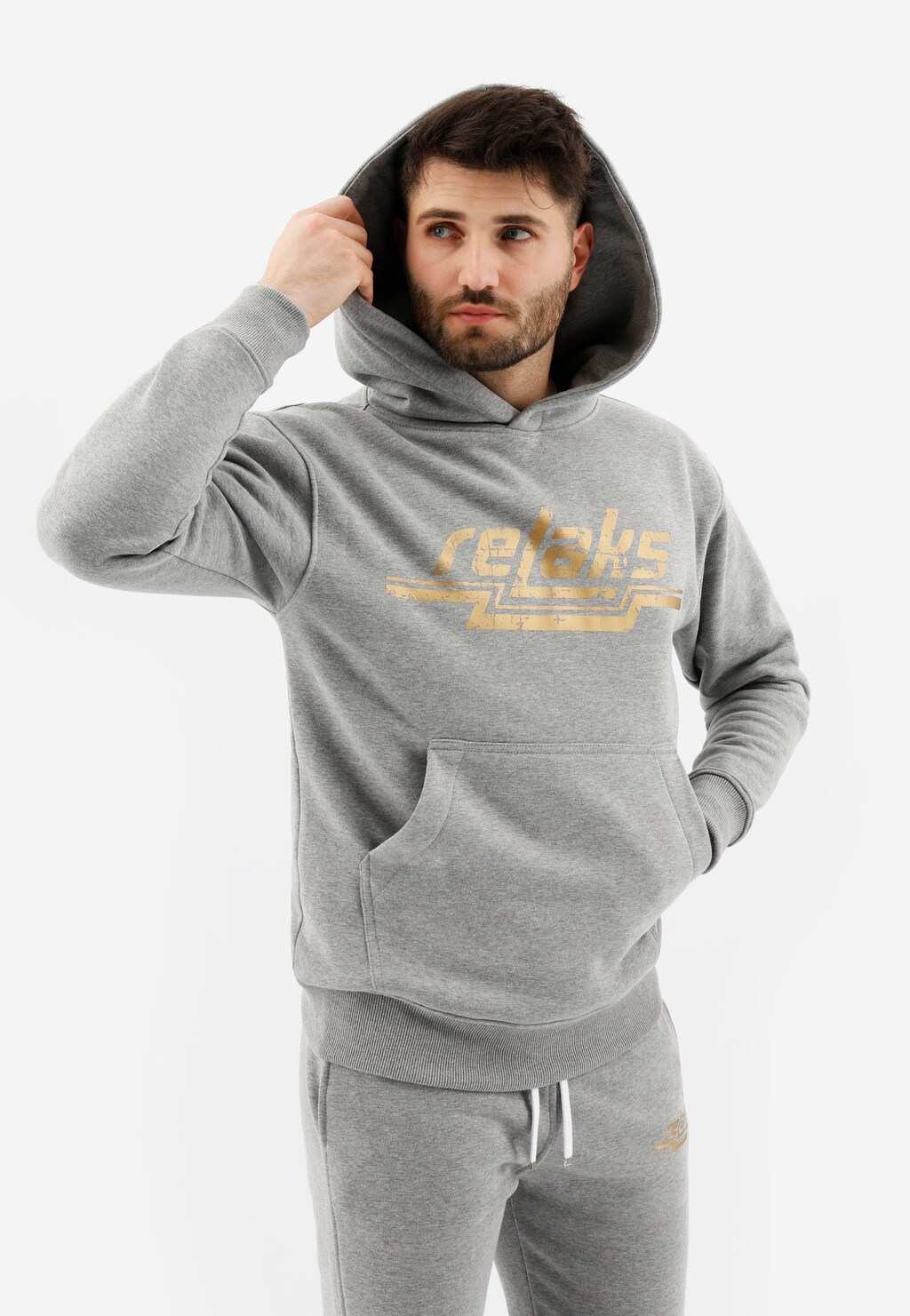 Popielata męska bluza z kapturem marki RELAKS model 98020-80 ze złotym logo, prezentowana z przodu, z widoczną kieszenią kangurką i ściągaczami.