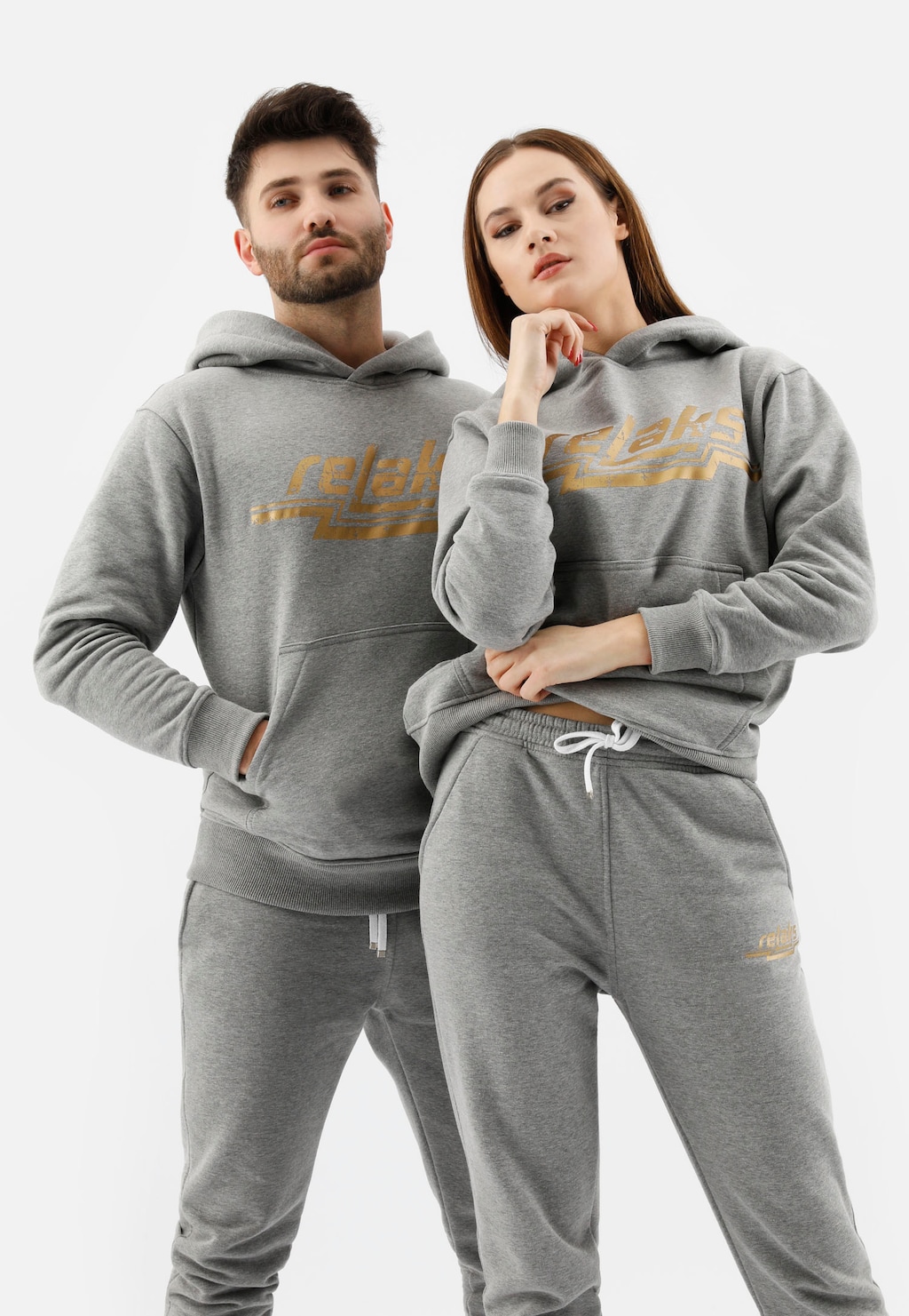 Popielata męska bluza z kapturem RELAKS 98020-80 ze złotym nadrukiem logo marki na przodzie, ukazana w zbliżeniu na materiał i kieszeń kangurka.