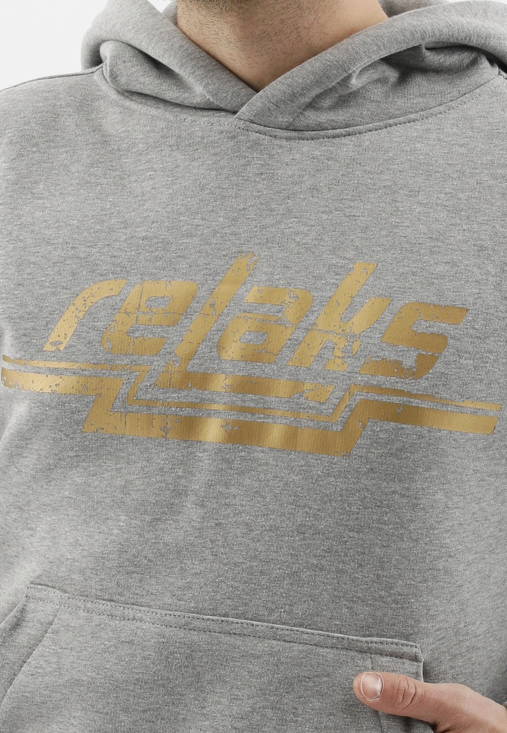 Para prezentująca popielatą bluzę z kapturem RELAKS model 98020-80 w komplecie z dresowymi spodniami. Obuwie marki Relaks w kolorze czarnym dopełnia stylizację.