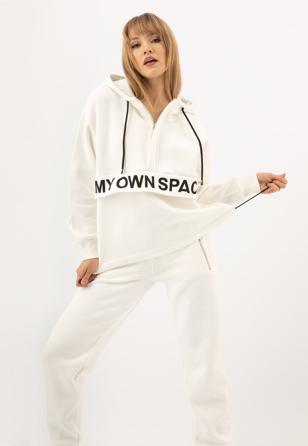 RELAKS białe spodnie damskie dresowe z zapięciem na zamek R98015-19 Widok 3