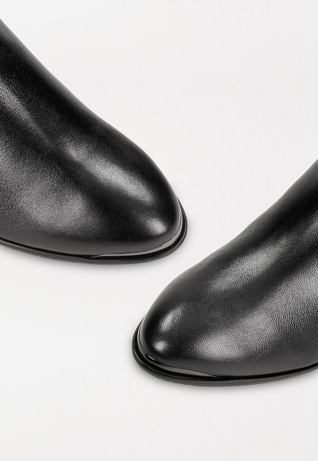 Eleganckie czarne botki damskie Wojas PREMIUM 55167-71 wykonane z łączonych skór z widoczną metalową ozdobą. Zbliżenie na lśniące czubki butów.