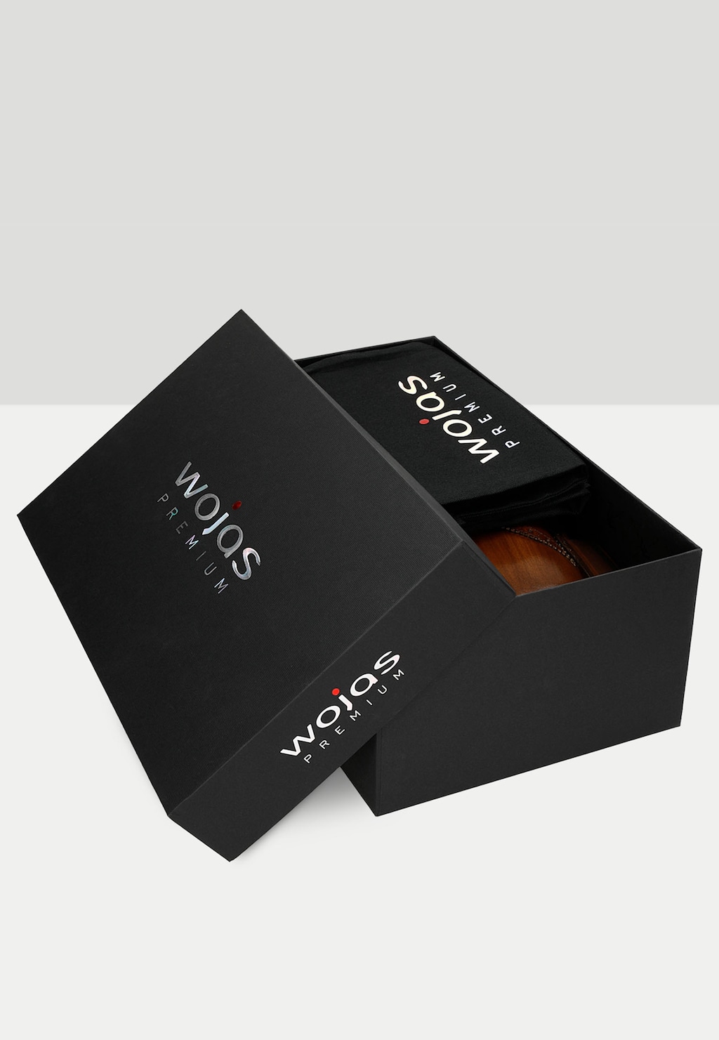 Eleganckie pudełko marki Wojas PREMIUM z uchyloną pokrywą, w którym widoczne są jasnobrązowe oxfordy męskie model 10061-52.